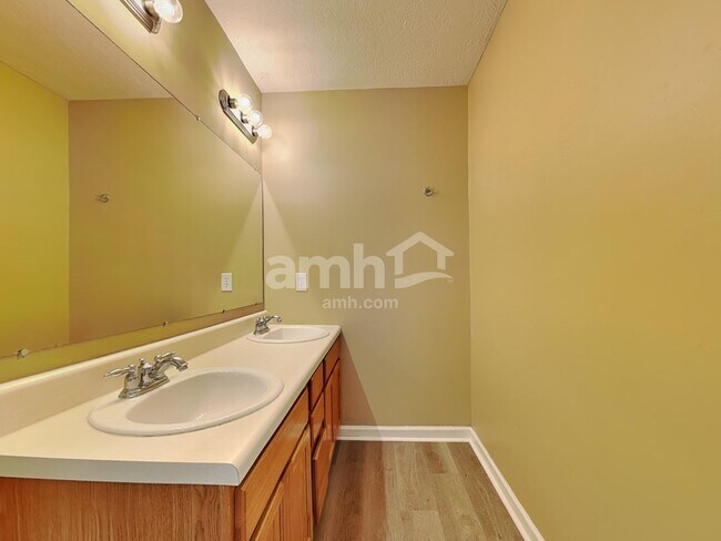 Building Photo - 2233 Cartmill Dr