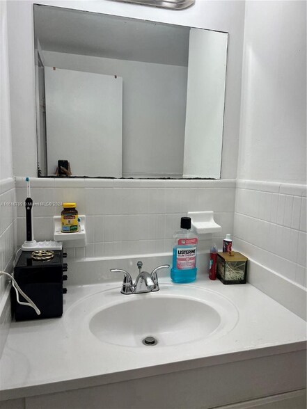 Building Photo - 1100 NE 1st Ct