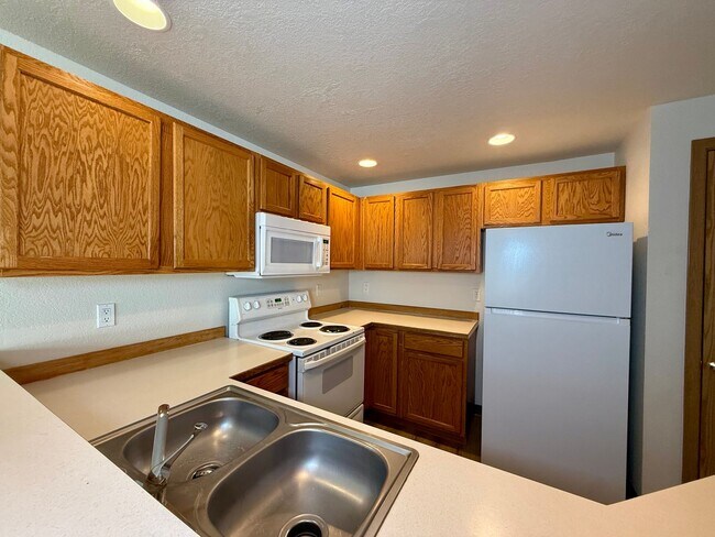 Building Photo - SPACIOUS NEWLY UPDATED TOWNHOME IN REDMOND!!