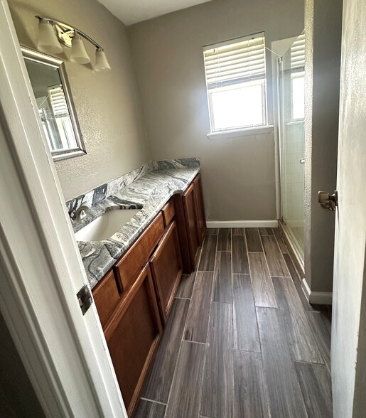 Guest Bath - 5401 Crossgate Dr S