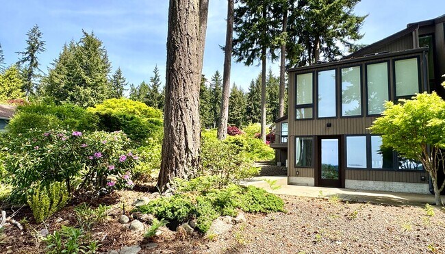 Building Photo - Stunning completely remodeled waterfront P...