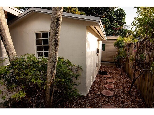 Building Photo - 6384 SW 31st St