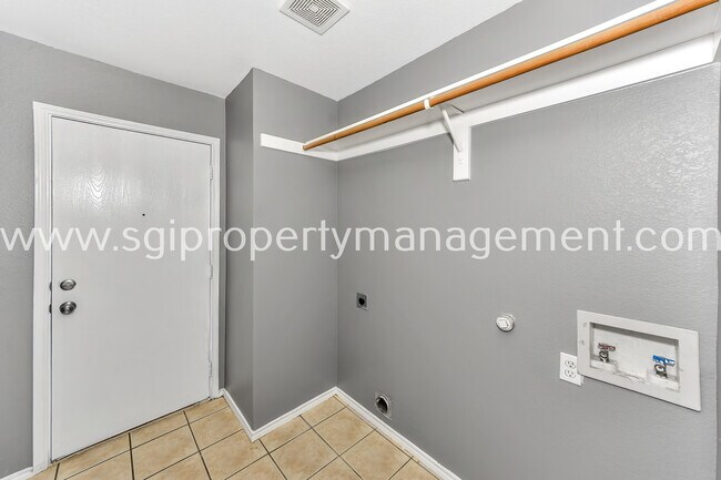 Building Photo - 413 Windy Hill Ln