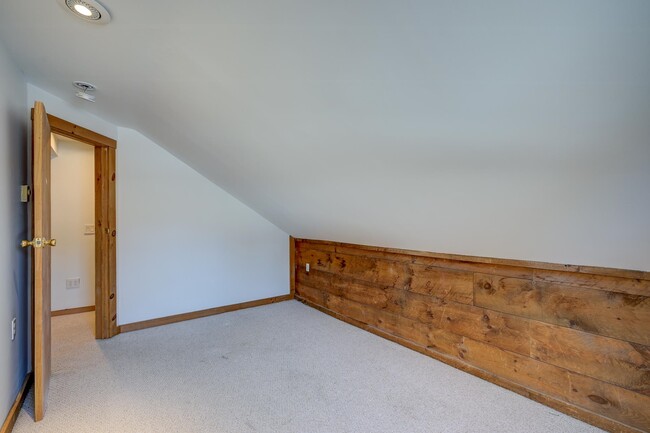 Building Photo - 99 Pine St