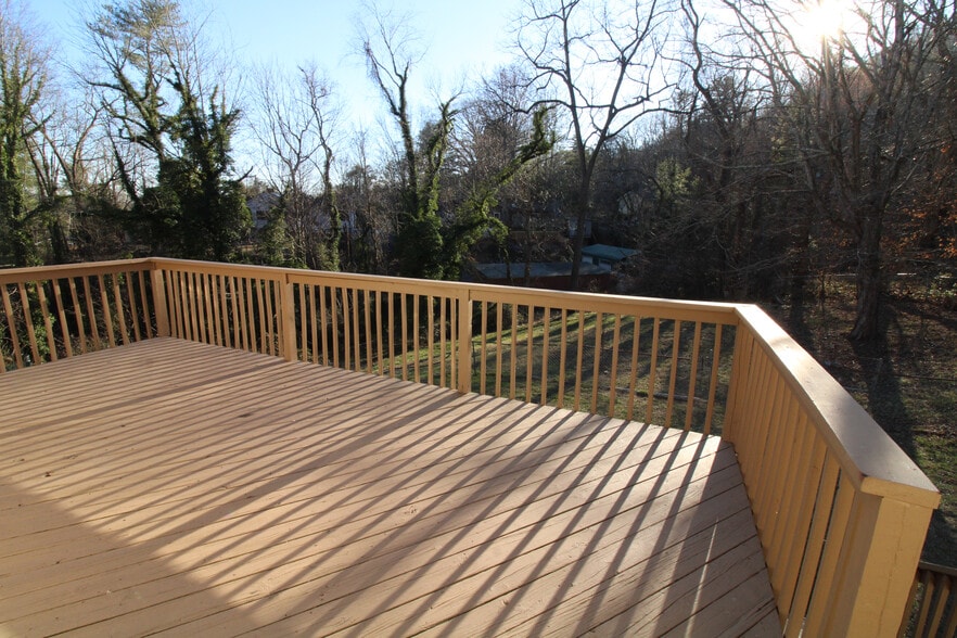 Building Photo - 228 Aurora Dr