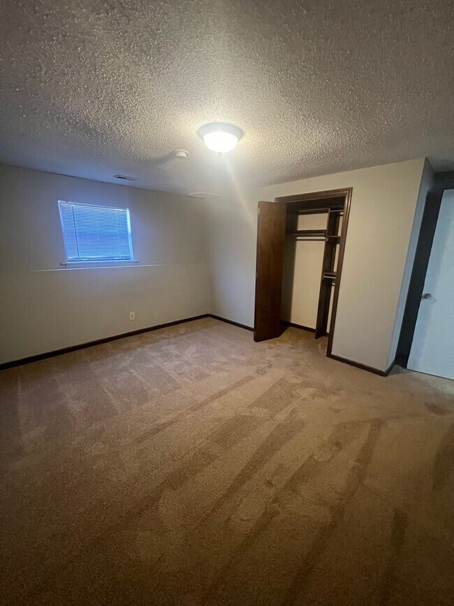Building Photo - 429-431 Maple Grove Way