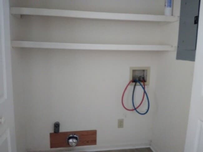 Building Photo - 606 Windcrest Dr