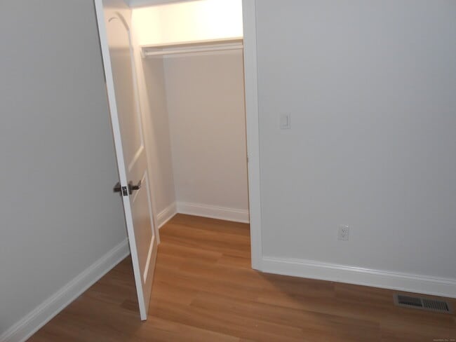 Building Photo - 50 Greenhouse Rd