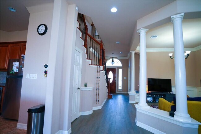 Building Photo - 11608 Spicewood Pkwy
