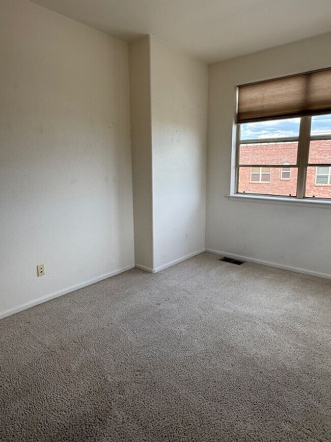 Building Photo - 3 Bed End Unit Townhome near Old Town Arvada