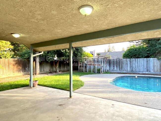 Building Photo - 672 W Ellery Ave