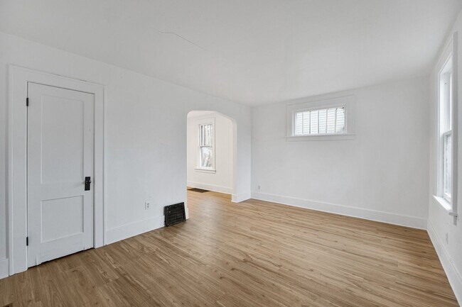 Building Photo - NEW UPDATED 2 BEDROOM HOME!