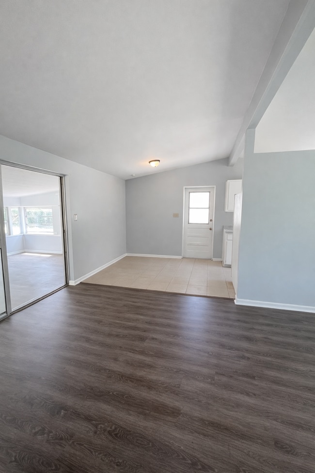 Building Photo - Cobblestone Charm w/This Spacious 3BR/1BA Dade City Home