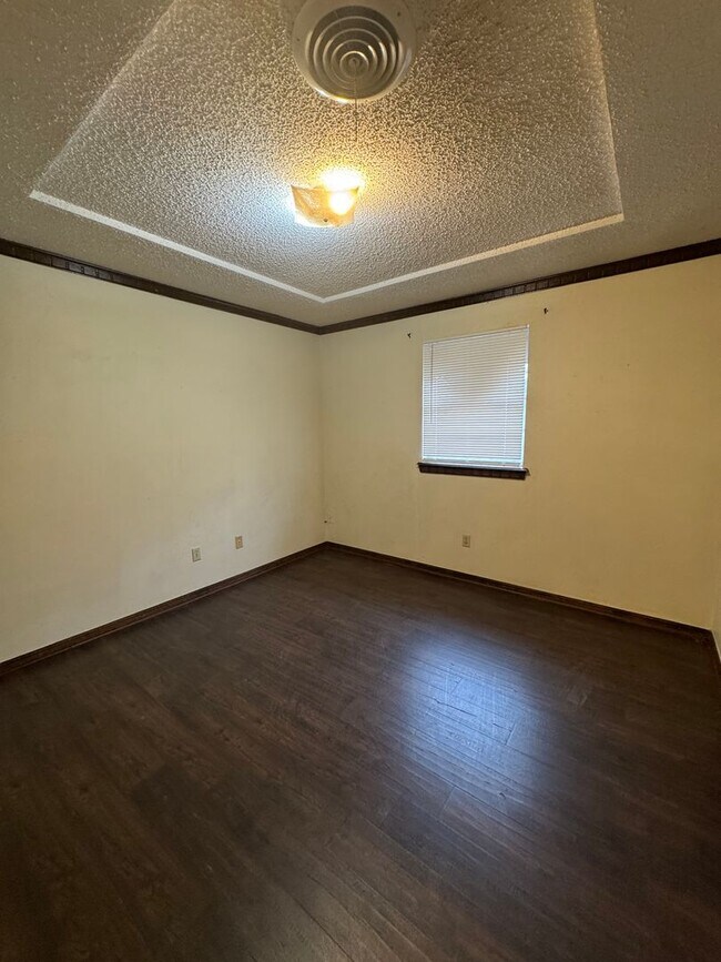 Building Photo - Great Duplex in Medical District 2 Bedroom 1 Bath Washer and Dryer Hook Ups