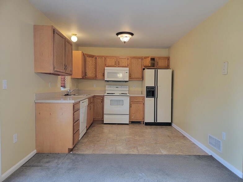 Building Photo - 2006 Greystone Dr