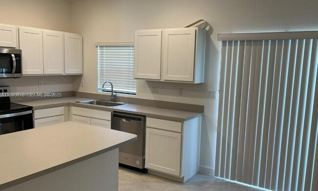 Building Photo - 606 SW 12th St