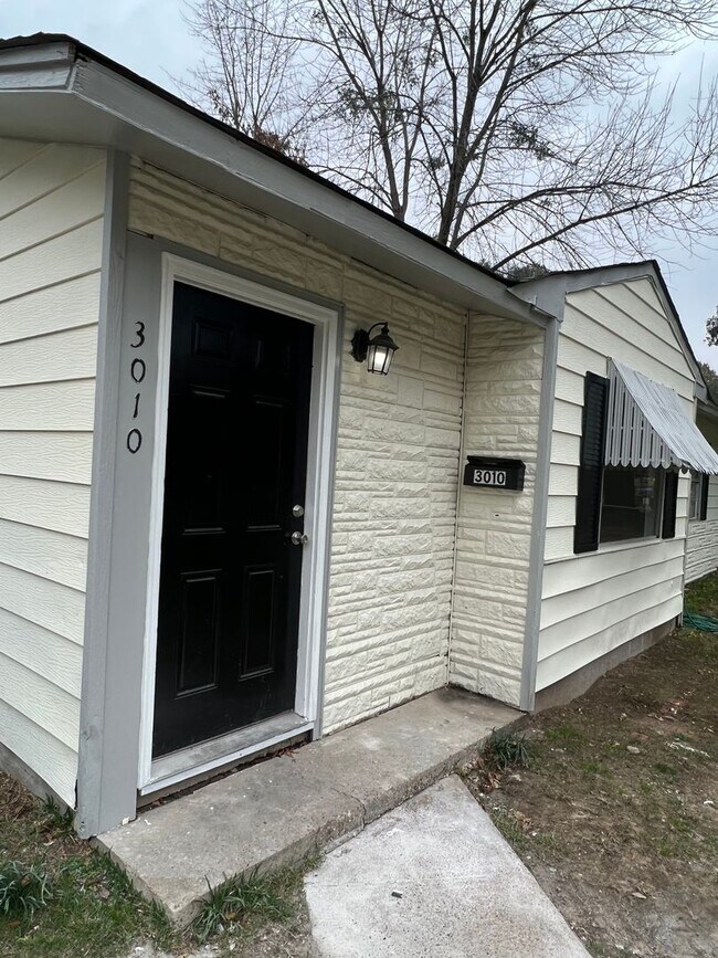 Building Photo - 3010 Sunnybrook St