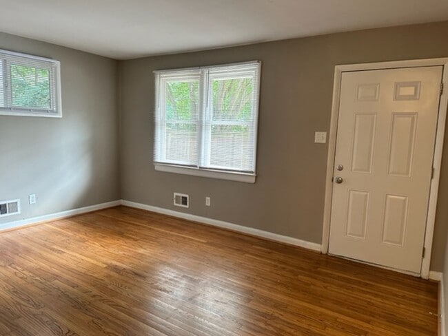 Building Photo - Charming 2 bed/1bath in North Raleigh