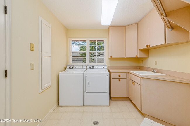 Building Photo - 1630 Pine St