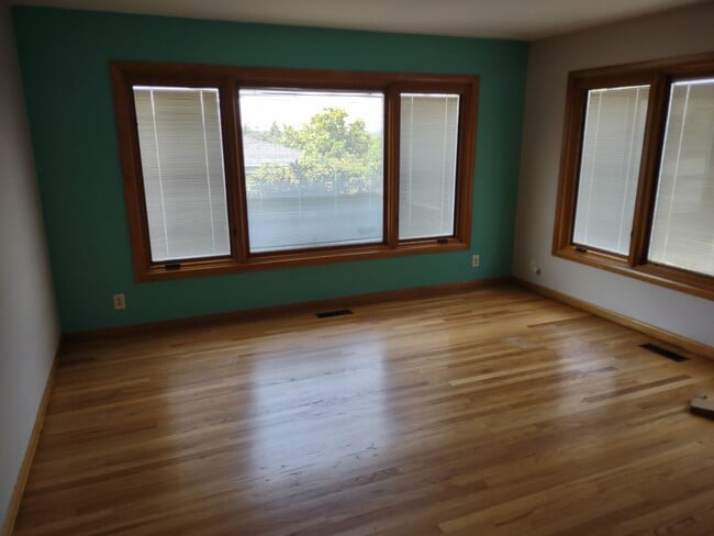 Building Photo - 1550 Corina Dr SE