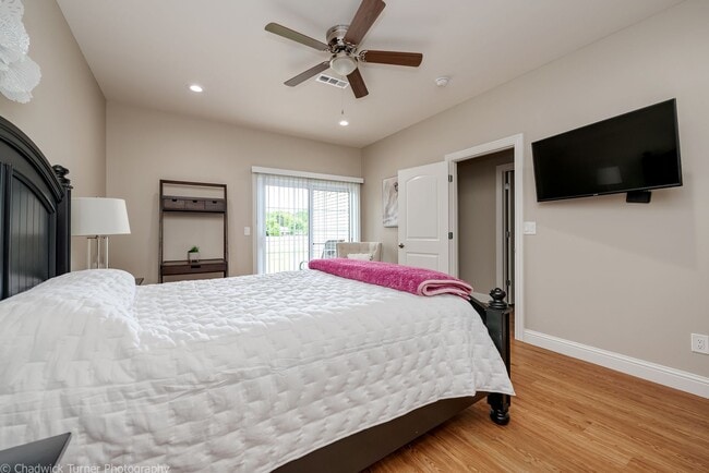 Building Photo - 2 Bedroom Duplex with Fenced In Backyard- ...