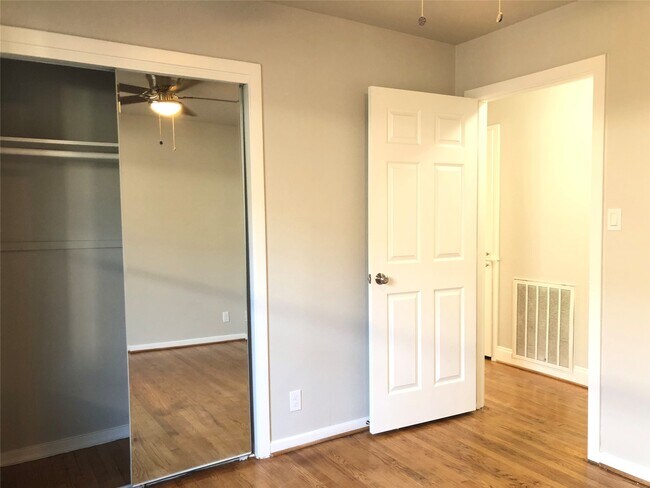 Building Photo - 5005 De Milo Dr