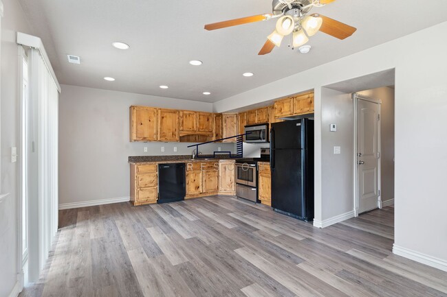 Building Photo - Fantastic Ogden 3 Bedrooom Townhouse!