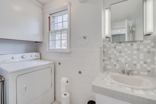 Building Photo - 1 Hickory Hill Dr