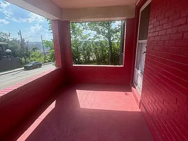 Building Photo - Freshly Painted 3BR 1BA home in East Pittsburgh