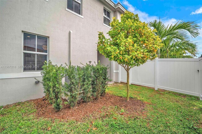 Building Photo - 142 SW 170th Ave