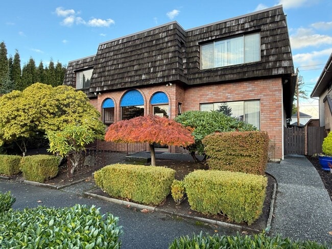 Primary Photo - Charming Retro-Style 2 Bedroom Apartment i...