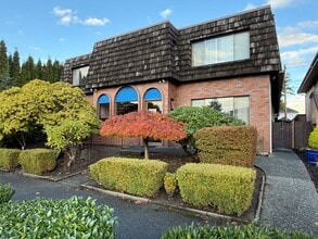 Building Photo - Charming Retro-Style 2 Bedroom Apartment i...