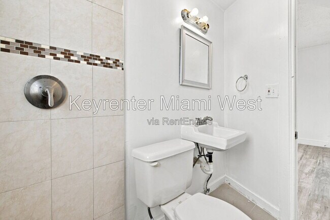 Building Photo - 1220 N 16th Ct