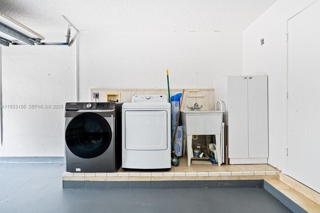 Building Photo - 4978 SW 35th Terrace