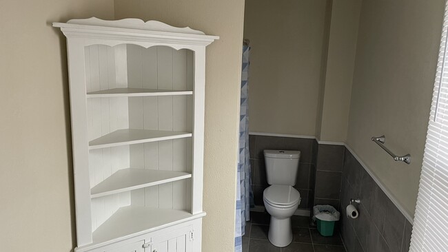 Main floor bath with tub and shower - 112 W Homer St