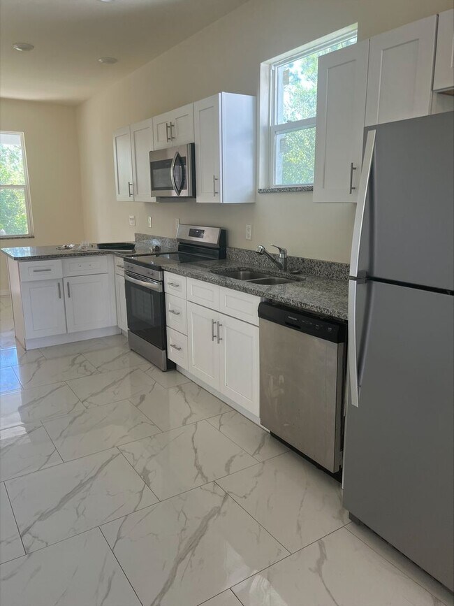 Building Photo - MOVE IN READY-3/2/1-PUNTA GORDA, FL