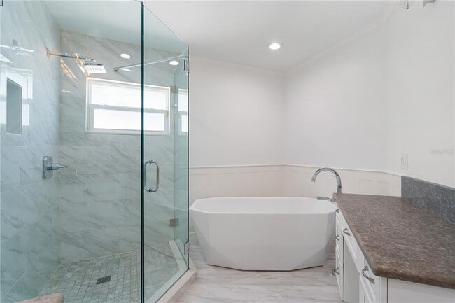 Building Photo - 3924 Versailles Dr