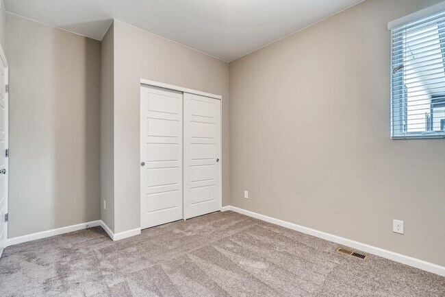 Building Photo - Beautiful Townhome for Rent
