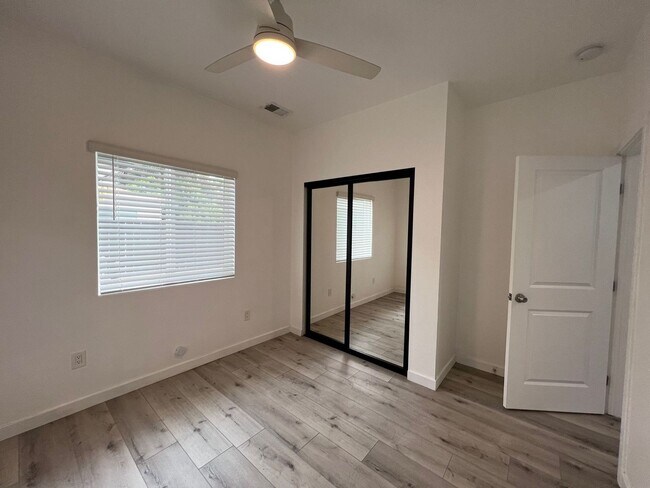 Building Photo - 4BD/2BA, Quick Walk to Campus!