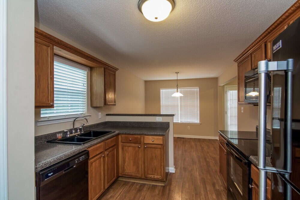 Building Photo - 40 Savoy Park Dr