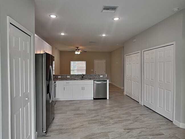 Building Photo - 1002 Dampierre Ct