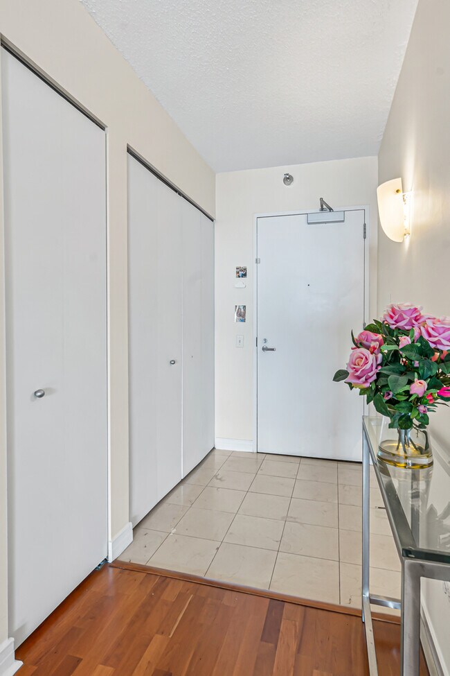 Building Photo - 512 N McClurg Ct