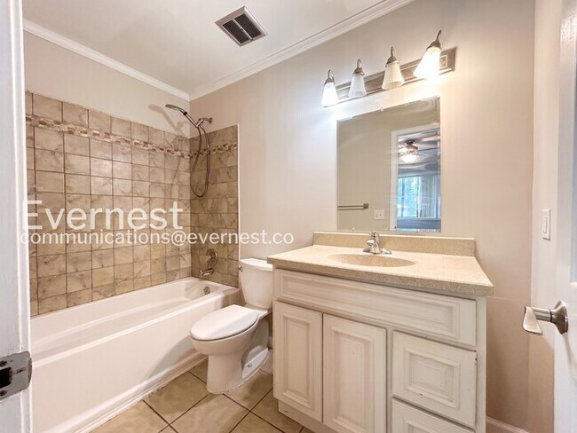 Building Photo - 2 Bed/2.5 Bath Townhome with Off-Street Parking / Available Now!