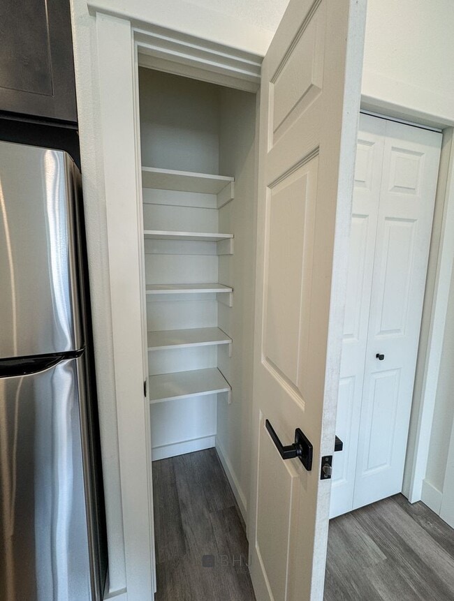 Building Photo - BRAND NEW Pet Friendly 1 bed/ 1 bath apart...