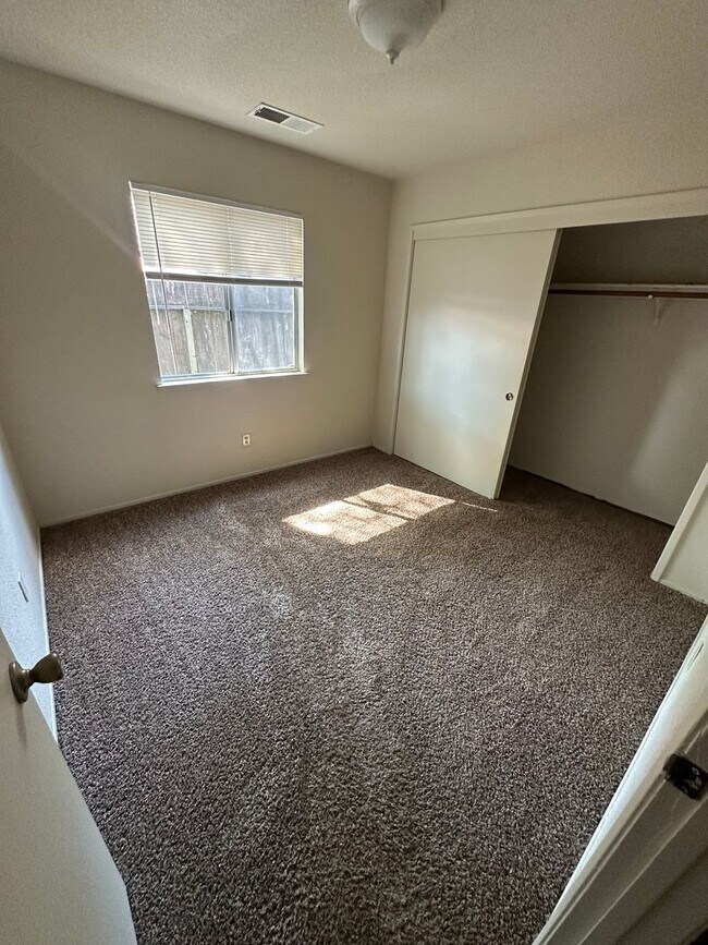 Building Photo - 3 bedroom 2 bath home for rent