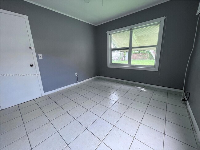 Building Photo - 1572 NE 135th St