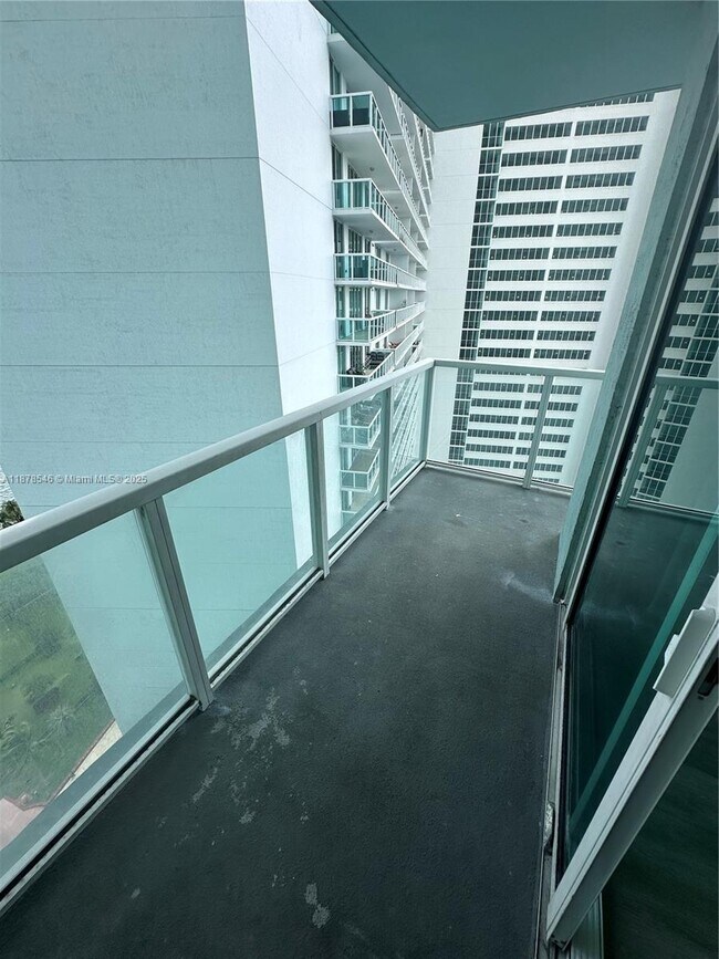 Building Photo - 1900 N Bayshore Dr