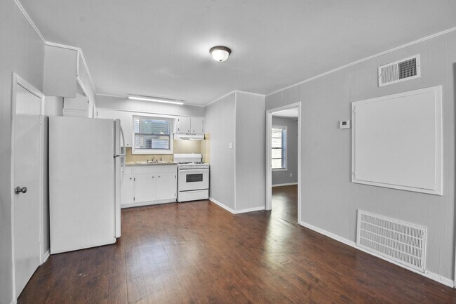 Building Photo - 1510 Broadmoor Dr