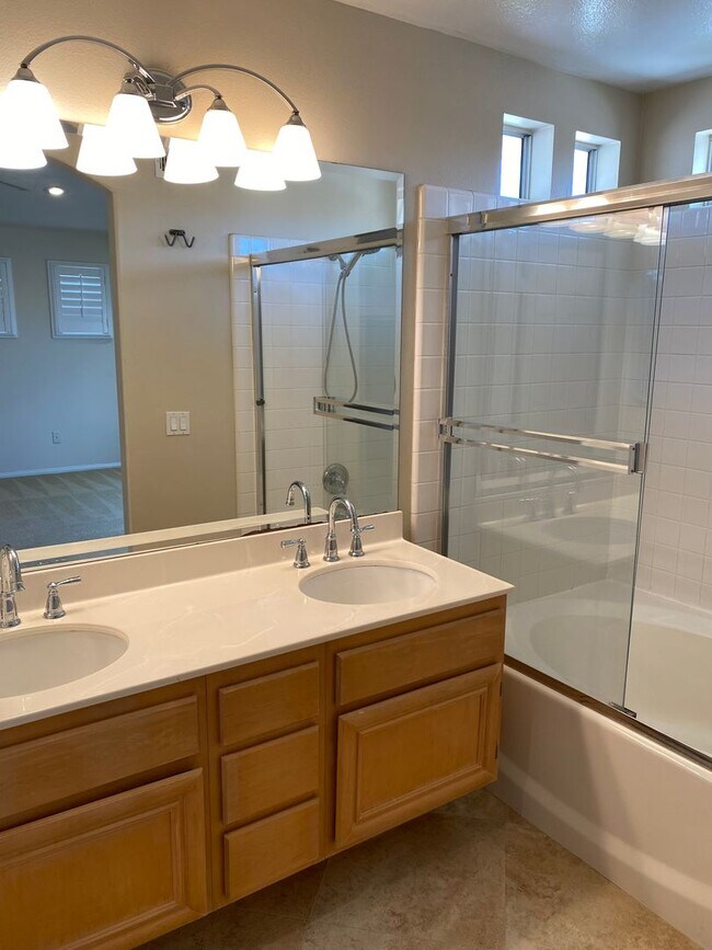 Building Photo - Gorgeous Single Family House - Available June 2026!