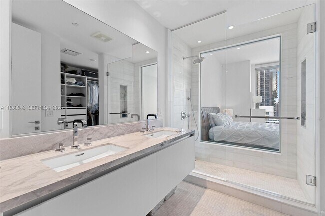 Building Photo - 700 NE 26th Terrace